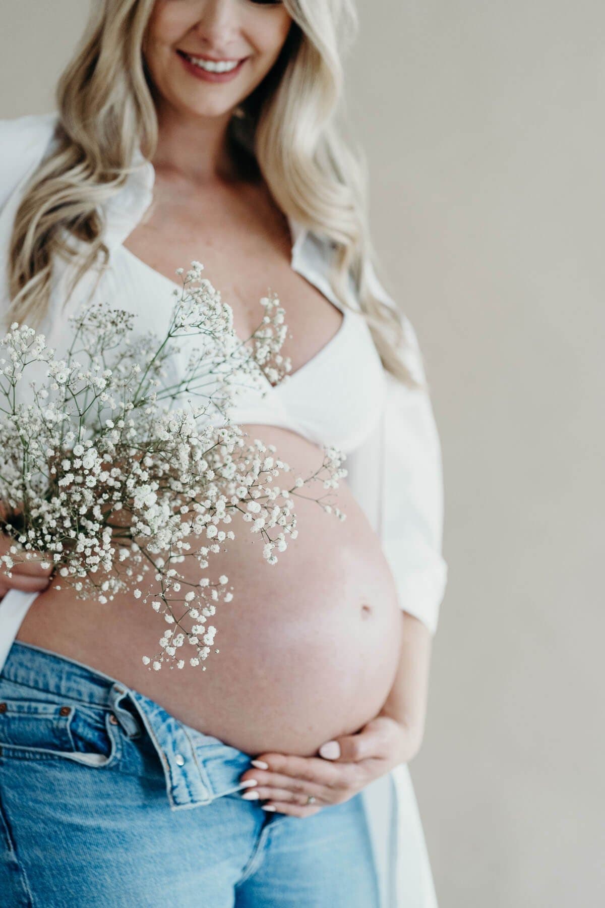 Minimalist maternity photoshoot in Strasbourg